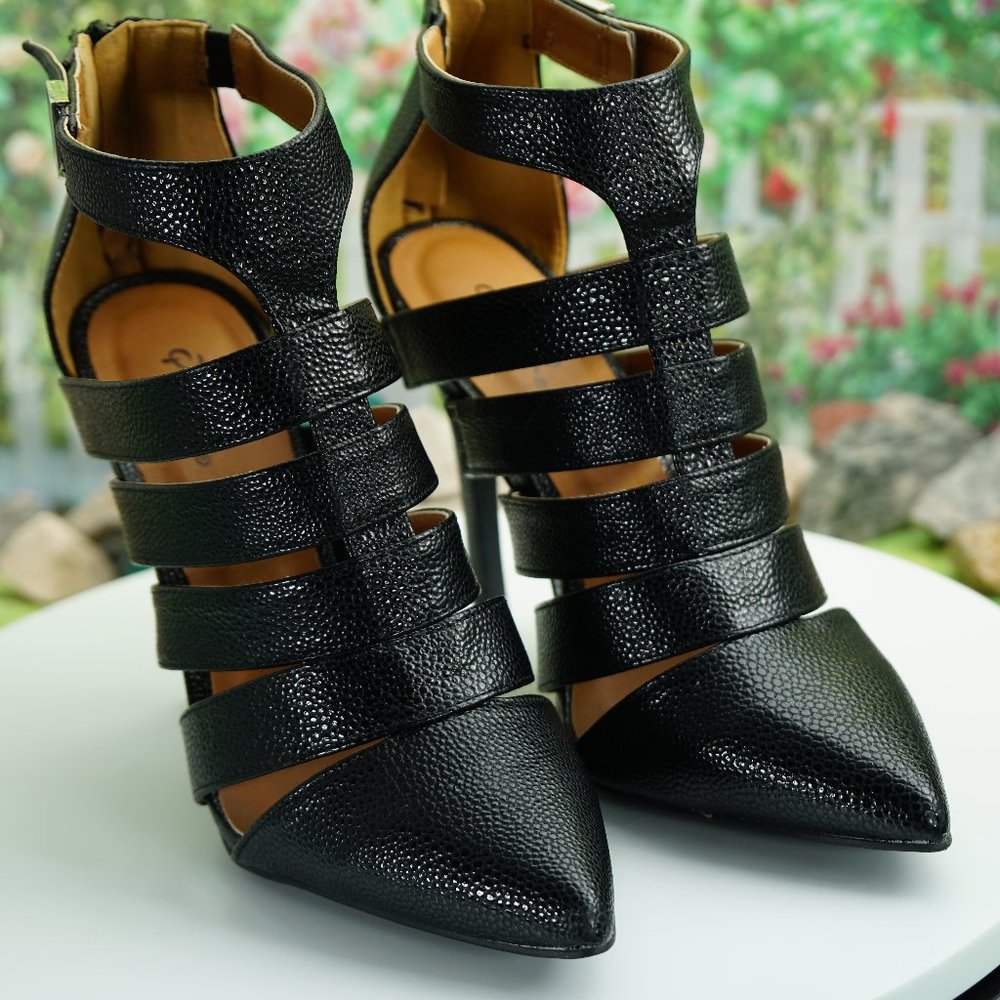 QUPID BLACK STINGRAY PRINT Gladiator heel Sz. 8.5